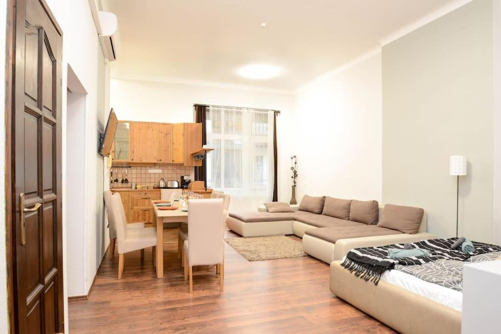 Famous Kiraly Street At Large 3Br 10Ppl @ Central Budapest Exterior photo